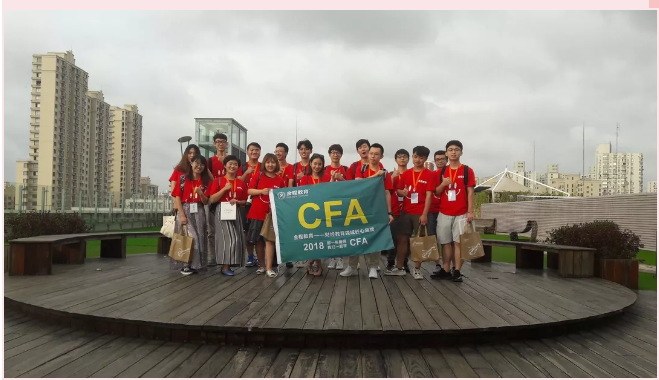 上台分享的学员颁发奖品并在诺亚财富公司的顶楼拍下收获颇丰的集体照