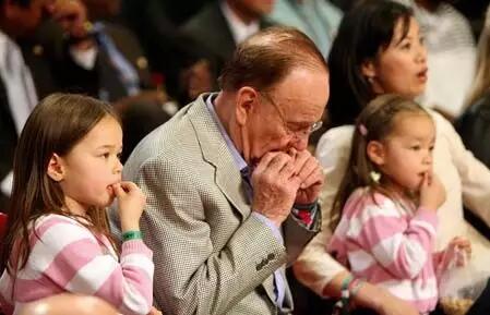 邓文迪并未享有任何公司的股票和表决权。