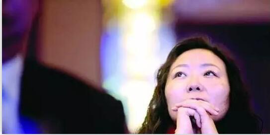 离婚使得吴亚军在2013年富豪榜的排名下滑至第12位,而中国女首富的位置也随之易主,碧桂园副主席杨惠妍以47亿美元身家晋升为中国女首富。